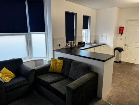 1 bedroom in a house share to rent - Photo 2