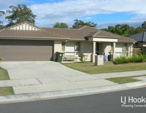 Spacious Family Living on a Generous 707m² Block! - Photo 1
