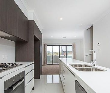 Tri-Level Townhouse in a Prime North Canberra Location! - Photo 5