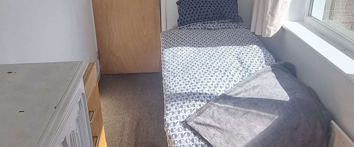 Berriman Close Bedroom 5 - Photo 1