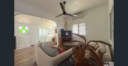 Immaculate, Fully Renovated Character Cottage – Fully Furnished & One Street From the Waterfront - Photo 2