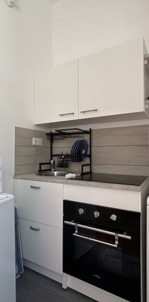 Studio entièrement rénové à proximité immédiate de la Faculté de Droit ! - Photo 1