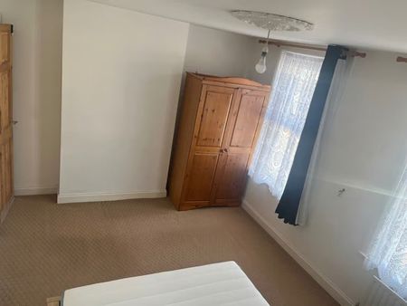 Room in a Shared House, Priory Road, CR0 - Photo 2