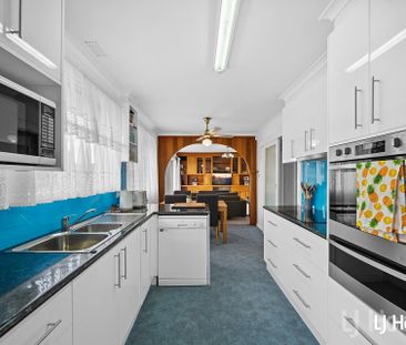 Charming 3 Bedroom Family Home - Photo 1