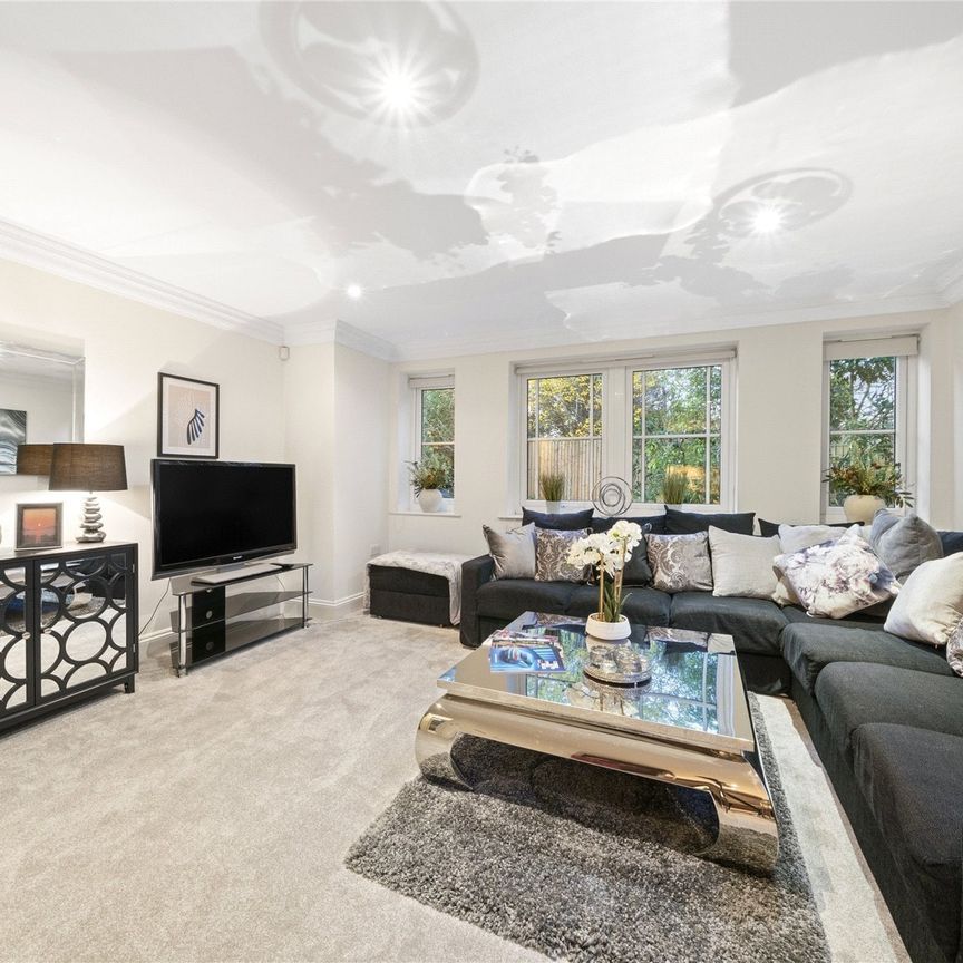 Portsmouth Road, Esher, Surrey, KT10 flat to rent - Photo 1