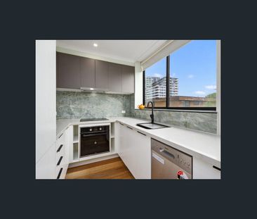 Impeccably renovated unit! - Photo 4