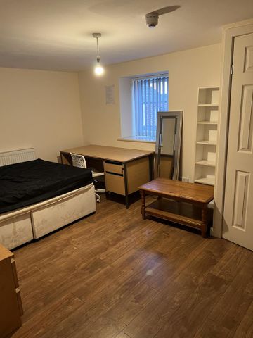 4 bedroom flat to rent - Photo 2
