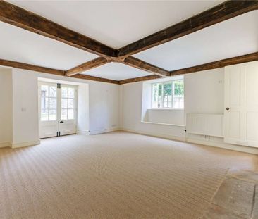 Immaculate Farmhouse in the heart of the village of Idbury. - Photo 2