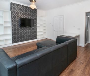 2 Bed Flat, St John's Hill, SW11 - Photo 1