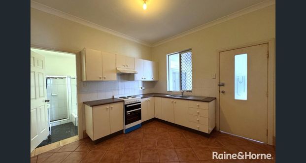Charming 2-Bedroom Flat in Prime Location - Photo 1