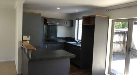 Well Presented Townhouse - Photo 3