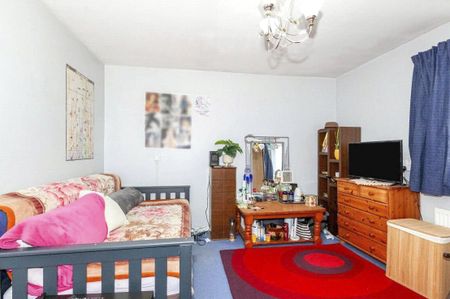 Normanhurst, Ashford, Spelthorne, TW15 2NX - Photo 2