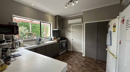 A spacious Brighton home! - Photo 3