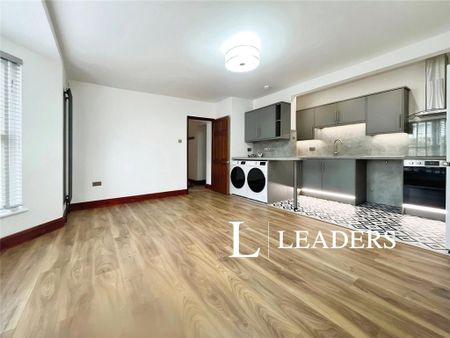 3 bedroom flat to rent - Photo 3