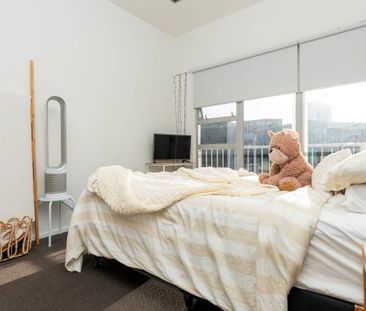Sunny Furnished Apartment with 2 Carparks - Photo 2