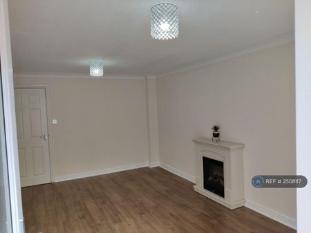 4 bedroom end of terrace house to rent - Photo 2