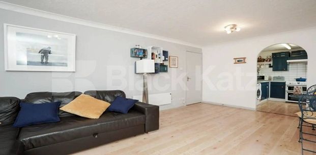 Modern private development with private parking - Photo 1