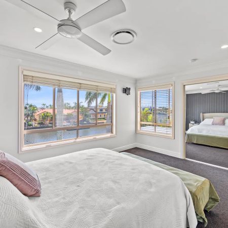 Luxury Canal Front Family Home - Photo 2