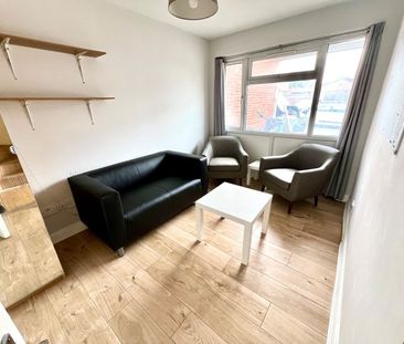 6 Bed End Terrace, Spear Road, SO14 - Photo 4