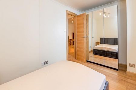 modern and spacious close to zone 2 underground Station - Photo 2