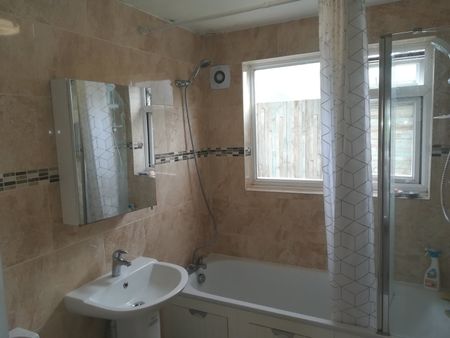 3 Bed Terraced House, Turnpike Link, CR0 - Photo 5