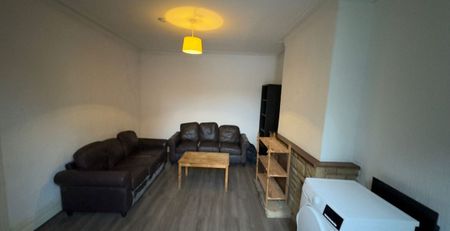 Room 3, Knowle Avenue, Burley, Leeds, LS4 2PQ - Photo 2