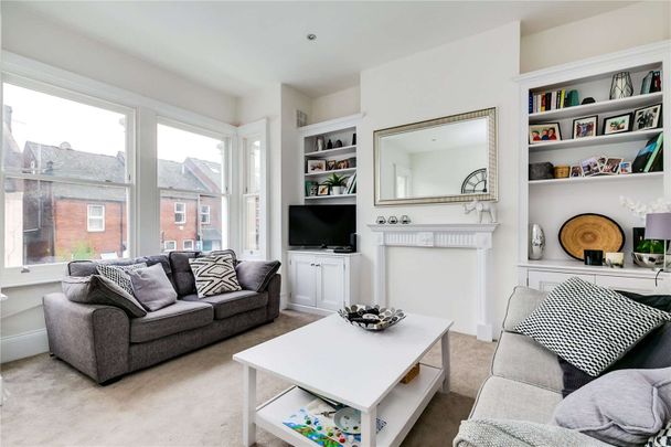 Charming two bedroom split-level flat offering over 800 sq. ft of living space, close to Clapham Junction. - Photo 1