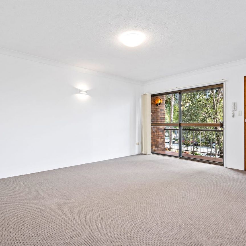 Spacious two-bedroom apartment in Broadbeach - Photo 1