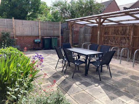 1 bedroom in a house share to rent - Photo 2