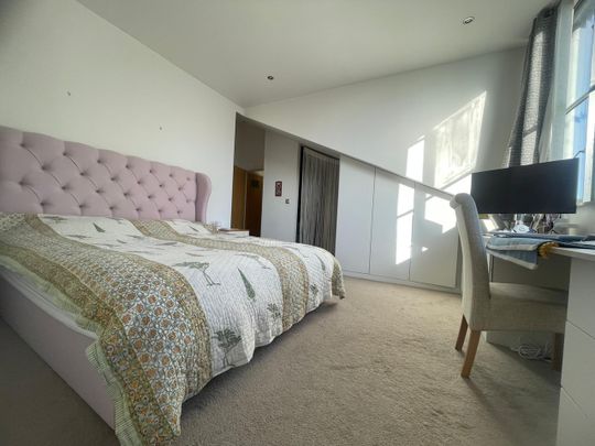3 Bed Penthouse, Town Meadow, TW8 - Photo 1