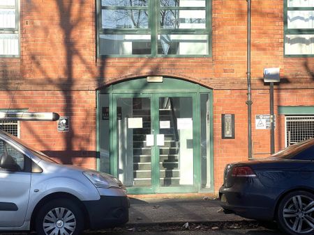 3 bedroom flat to rent - Photo 4