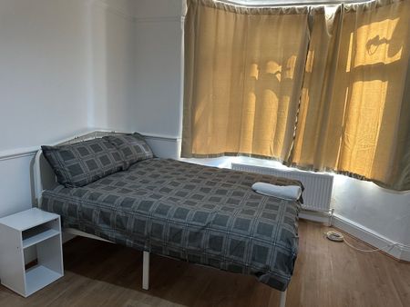 4 Bed End Terrace, College Gardens, N18 - Photo 3