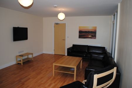 7 Bed Student Accommodation - Photo 2