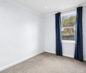 Modern Cottage Retreat in a Quiet Narrabundah Street - Photo 5