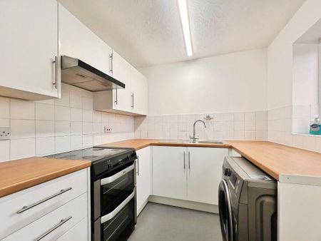 Chafford Hundred, Grays, RM16 - Photo 4