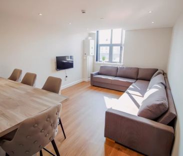 8 bedrooms 3 bathrooms - Photo 6