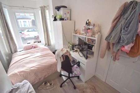 6 bedroom terraced house to rent - Photo 2