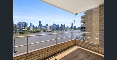 Expansive riverfront apartment for a 6 month lease - Photo 4