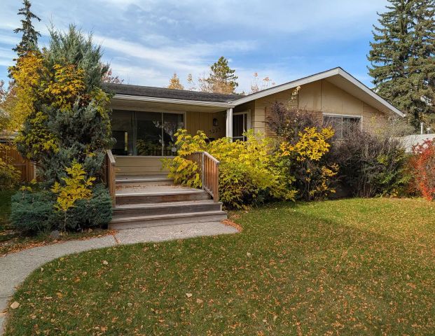 Spacious 3-Bedroom Main Floor in Collingwood across from Confederation Park — 3 Bedrooms Main Floor - Photo 1