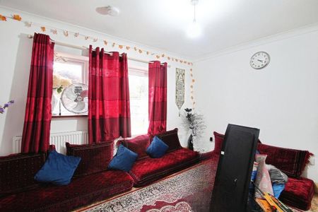 5 bedroom semi-detached house to rent - Photo 2