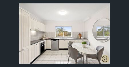 Elegant Two-Bedroom Apartment in an Exclusive Block - Photo 3