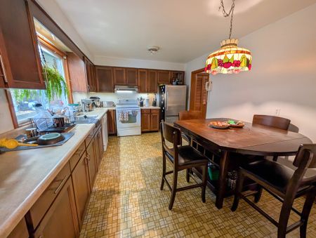 Spacious Fully Detached 4 Bedroom Home in Niagara Falls! - Photo 2