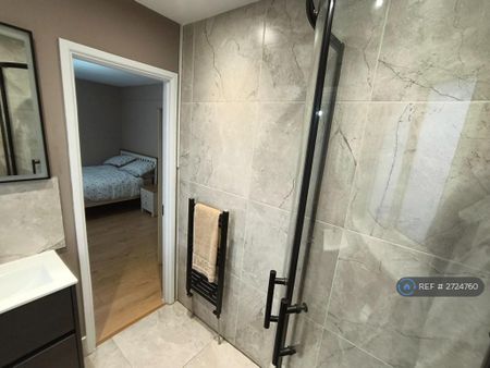 1 bedroom in a house share to rent - Photo 4