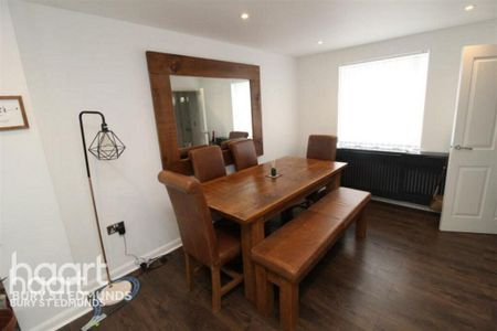 6 bedroom detached house to rent - Photo 2