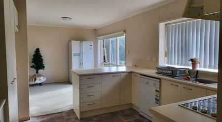 3Bedrooms, 2 Bathrooms House In Flatbush $750 - Photo 3