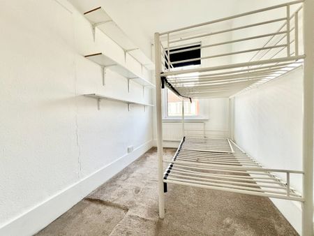 2 Bed Flat, Mortlake Road, IG1 - Photo 3