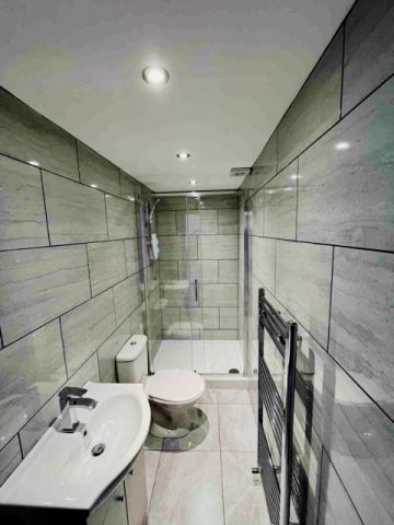 5 Beds 3 Baths - Photo 4