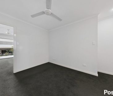 Spacious Top-Floor 1-Bedroom Apartment in Leafy Greenslopes - Photo 4