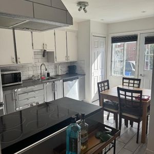 4 et demi rénové et meubler à louer avec stationnement - Photo 2