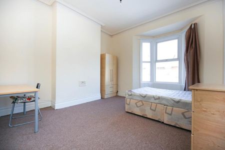 3 bedroom flat to rent - Photo 4